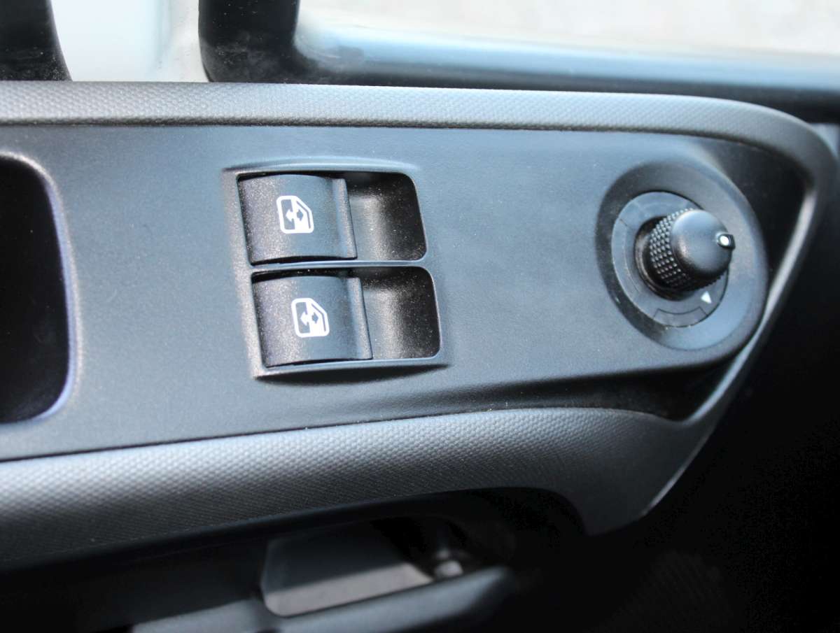 Iveco Daily 40C18 HA8 Bakwagen Aut. Laadklep 1000 kg / Zijdeur