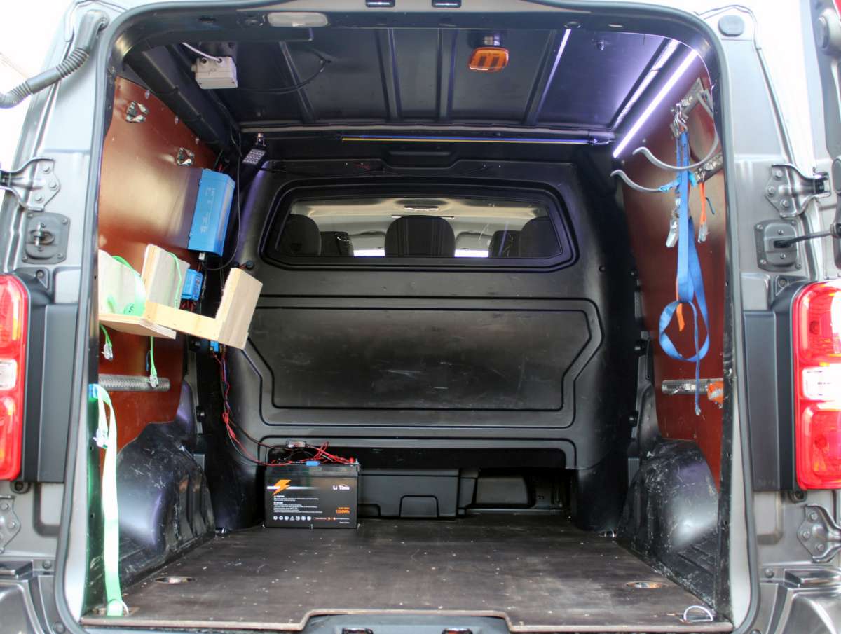 Opel Vivaro Dubbele cabine 2 schuifdeuren werkbus omvormer zonnepaneel